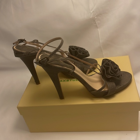 Olive green flower adorned heel size 9.5 - Picture 2 of 8